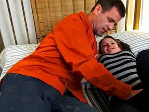 Volwassen Man Neukt Sexy Pint-sized MILF Met Grote Natuurlijke Borsten