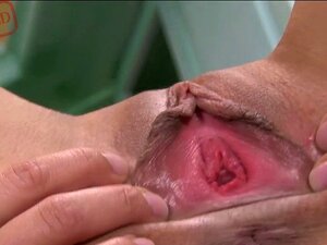 Extra Close-up Kutspleet. Milf Huisvrouw Opent Kut Extreem Close-up Op Keukentafel