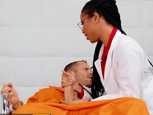 Pronto Para Uma Sessão Intensa Entre Médico E Paciente? Assista A Kira Noir Em Uma Cavalgada Selvagem, Satisfazendo Os Desejos De Seu Paciente Prisioneiro. Suas Habilidades Vão Te Deixar De Queixo Caído!