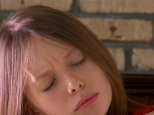 Освајање напаљене чедне пичке. Риба има урођени таленат да увек доведе до свршавања њене пичке