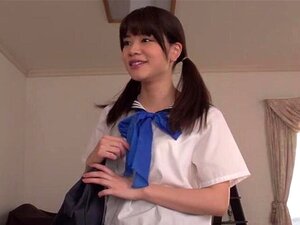 Asiática cachonda se enfrenta a dos consoladores grandes en su coño peludo