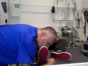 Sperma Op Voet Dokter Aanbidt Patiënten Voeten Sokken En Sneakers PREVIEW