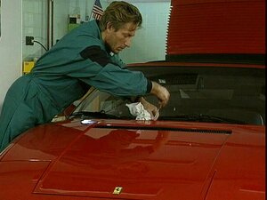 Την λιπαίνουν στο μαγαζί με τα πτώματα