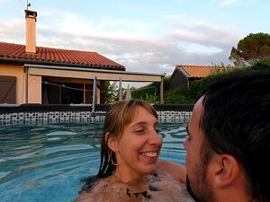 Tämä Kaveri Riisuu Yhtäkkiä Bikinini Pannakseen Minua Uima-altaassa.