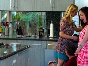 Ervaar Het Ultieme Genot Met Een Hete Milf En Een Schattig Onervaren Meisje In Een Intense Drieweg. Kijk Hoe Ze Vol Passie Zuigen En Neuken, Waarbij Hun Gezichten Bedekt Worden Met Een Verbluffende Facial. Maak Je Klaar Voor Een Onvergetelijke HD-ontmoeti