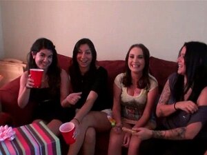 Schatjes Genieten Van Creampies. Geile Schatjes Zuigen Op Een Lul Om Te Zien Hoe Ze Zich Aftrekken Met Hete Sperma