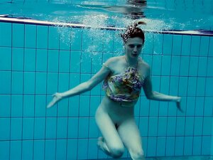 Chicas Nadando En La Piscina Desnudas - Porno @ TeatroPorno.com