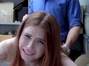 Rothaarige Süße. Rothaarige Süße Versucht, Den Einkaufszentrums-Wachmann Zu überzeugen, Dass Sie Nicht Gestohlen Hat, Also Zwingt Er Sie, Sich Auszuziehen, Damit Er Ihre Fotze In Verschiedenen Posen Fickt, Während Sie Vor Reue Stöhnt