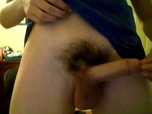 Isotissinen Tyttö Ratsastaa Valtavalla Kyrvän Teaserilla