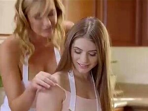 Volwassen Vrouw Staat Op Het Punt Om Casual Seks Te Hebben In De Keuken, Met Haar Kinky Vrienden