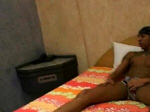 Schwuler Latino Wichst Seinen Großen Schwanz Zu Seinem Freund