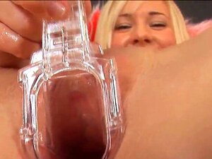 Una Chica Adorable Tiene Su Coño Apretado En Primer Plano Y Tiene Un Orgasmo. Una Muñeca Impresionante Se Estira Suavemente Y Apretada En Primer Plano Y Juega Con Su Físico Impresionante Mientras Se Masturba Hasta Un Orgasmo Loco