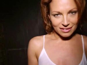 Silvia Masturbuje Owłosioną Cipkę Pod Prysznicem