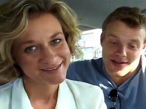 Äldre Blond MILF Tar Sig An Två Kukar, Några Killar Kör Runt Och Letar Efter Lite äldre Kvinnlig Action, Och De Har Tur Genom Att Stöta På Bianca. Efter Lite Tvång Följer Hon Med Killarna Tillbaka Till Deras Lägenhet Och Slösar Ingen Tid På Att Falla På K