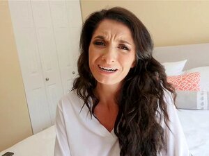 Minha Madrasta Elegante Oferece Um Boquete Para Manter Minha Boca Aberta. Minha Madrasta MILF Morena E Elegante Silvia Saige Oferece Um Boquete Com A Boca Fechada Para Ficar De Joelhos E Começar A Chupar