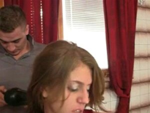 Zijn Vrouw Komt Naar Buiten En Hij Neukt Haar Moeder