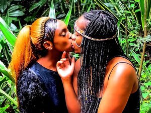 Festival Africain En Plein Air, Baisers Lesbiens