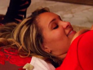 Kåt Dam Guidar Dessa Swingers Till Sex När De Byter Par. Swingers Tecknar Kontrakt Med Jessica Och Går Till Det Röda Rummet Där De Har En Mycket Kåt Kvinna Som Guidar Dem Genom Sex När De Byterpar