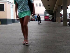 Фасцинантна плавуша у уским гаћицама и високим потпетицама испод сукње