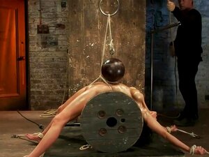 Sexy Brunette Ervaart Tepel ***, Brute Kruistouw En Extreme Bondage., Beretta James Is Een *** Nieuwkomer In BDSM. Ze Is Een Strakgebouwde Brunette Die Onlangs Op Verschillende Kink-sites Is Verschenen, Maar Dit Is Haar Eerste Keer Op Hogtied. We Binden H