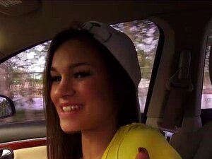 Facet Masturbuje Się Po Tym, Jak London Zdejmuje Majtki, A Potem Pieprzy Jej Różową Cipkę. Facet Masturbują Się Po Tym, Jak Londyn Zrzuca Majtki, A Następnie Pieprzy Jej Różową Cipkę. Ona Robi Kierowcy Loda, A Potem Ssie Go, Gdy Są Na Drodze. Potem Pieprz