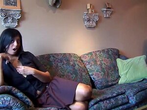 Сисата индијска риба мастурбира, једна врућа индијска кучка има фетиш на мене и жели да је јебем. Да ми покаже своје адуте, послала ми је свој аматерски видео, у којем је прстима пипала своју пичку и мазила своје велике базуке