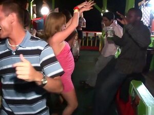 Beste Pornoster In Geile Groepsseks, Striptease Volwassen Video, De Eerste Dag Op Het Strand Is Donker Geworden En De Dames Verzamelen Zich Nu In De Nachtclubs Waar De Muziek Luid Is En Het Dansen Recht Vuil, Met Verschillende Babes Die Elk Lucht Neuken