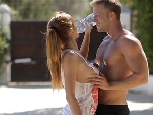 Michelle Sprutar På Rygg Efter Hardcore Sex Utomhus, Den Sexiga Rödhåriga Sötnosen Michelle Får En Sats Sprutad På Ryggen Efter Hardcore Sex Utomhus