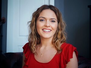 Ervaar De Verleidelijke Charmes Van Een Ondeugende MILF Met Grote Troeven, Terwijl Ze Zich Overgeeft Aan Een Sensuele Pijpbeurt En Jouw Genot Naar Nieuwe Hoogtes Brengt. Laat Haar Al Jouw Verlangens Vervullen In Deze Stomende En Onvergetelijke Ontmoeting.