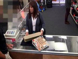 Η Λατίνα σύζυγος πουλάει το μουνί της για χρήματα για να πληρώσει την εγγύηση