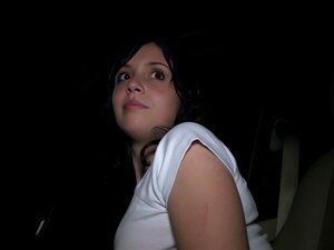 Ilona Oolo Er Bøyd Over Baksetet For En Hard Knull Med Sæd På Rumpa