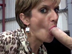 Uskoton Englantilainen Kypsä Gill Ellis Paljastaa Raskaat Meloninsa. Bigtitted Biseksuaali Slutwife Lady Sonia Kiusoittelee Massiivisia Rintojaan Ja Sormi Nai Vaaleanpunaisen Halkeaman Alusvaatteissa