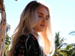 Ajeltu Pillu, Söpö Blondit Riisuutuvat Alasti Ja Esittelevät Itseään