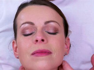 Gorąca Brunetka Milfka Bzykana Przez Masażystę. Naga Brunetka Milf Dostaje Masaż Olejkiem, Potem Masażysta Dotyka Jej Cipki, Zanim Wepchnie Twardego Kutasa W Jej Ogoloną Cipkę W Pokoju Masażu