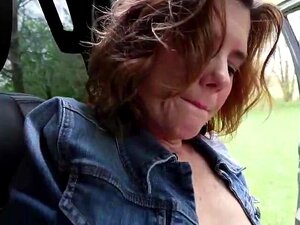 Seksuelt Opphisset Kvinne Onanerte I Bilen Og Sugde Elskerens Stang, Underveis