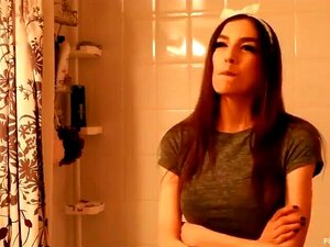 Ο θετός αδερφός και η θετή αδερφή πρέπει να μοιραστούν το μπάνιο - Ολόκληρο το βίντεο στο hot8teen.com