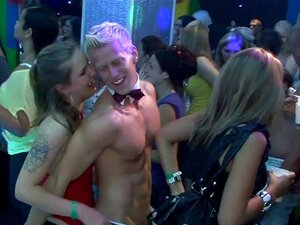 Wspaniała Orgia. Winsome Laski Mają Sprośną Zabawę Z Napalonymi Kolesiami