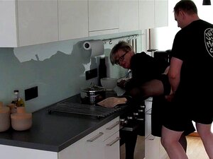 Права бака курва се јебе. Немачка бака брије своју пичку