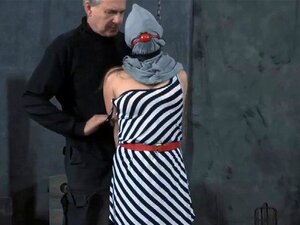 Laska W Klatce Do Robienia Loda. Piękność W Klatce To Dawać Dzikiemu Ogierowi Ssanie Kutasa
