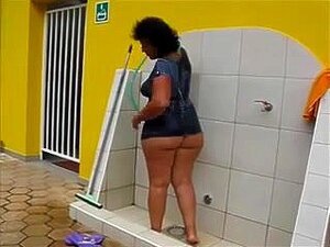 Kijk Hoe Deze Rondborstige Braziliaanse Oma Nat En Wild Wordt In Het Openbaar! Deze Grote Tieten Zijn Een Lust Voor Het Oog In De Douche Buiten. Mis Het Niet!