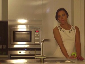 Глам курва добија батине. Глам курва из Европе добија батине и једе јабуку након пушења