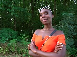 Eine Schwarze Schlampe Entschied Sich, öffentlich Mit Einem Fremden Für Geld Zu Ficken... Eine Süße Afroamerikanerin Trifft Einen Fremden, Der Ihr Direkt Auf Der Straße Für Eine Anständige Menge Geld Einen Guten Fick Anbietet. Es Stellte Sich Heraus, Dass