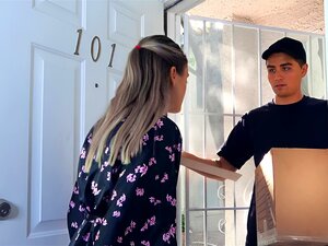 Εμβαδιστείτε στην αισθησιακή απόλαυση ενός παθιασμένου συναντήσεως ανάμεσα σε έναν μεταφορέα με ακούραστη επιθυμία και μια πανέμορφη καστανή γοητεία. Βιώστε την εσωτερική συναίσθηση ενώ αυτή αναλαμβάνει τον έλεγχο και εκπληρώνει τις πιο βαθιές επιθυμίες τ