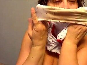 Amber Fingrar Kärlekstunnel På Alla Fyra