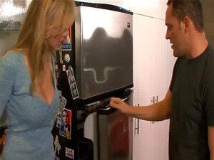 Η ξανθιά Τζούλια Αν καρφώνεται και δέχεται χύσιμο στο πρόσωπο