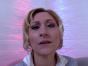 Kinky Saksalainen Milf Leikkii. Kinky Saksalainen MILF Peggaa Pieniä Tissejään Leikkiessään Laatikollaan