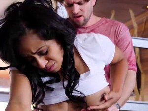 Две огромне сисе полусестре добијају јебање од великог тврдог курца. Две огромне сисе, полусестра Аалијах Хадид и Ања Ајви добијају јебање у пичке од великог тврдог курца у кухињи и у спаваћој соби