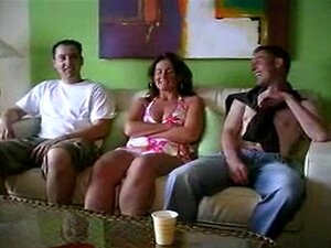 Três Caras Se Divertem Com Milf Em Holliday Swinger