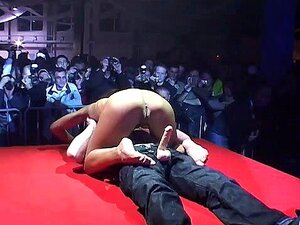 прави порно шоу на јавној сцени