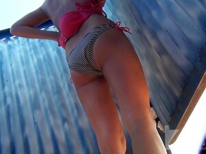 Cabane 4 De Hidden Zone Beach, Un Autre Voyeur De Cabine De Plage Avec Un Trou à Foutre Imberbe. Une Fraîche Et Chaude Nous Montre Sa Chatte